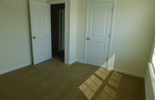 Brand New 4 bedroom Home rent for dec & pay $500 for december photos photos