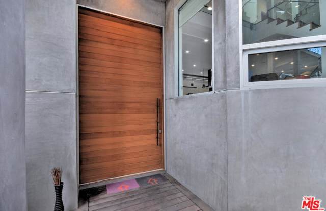4411 ROMA Court Gallery 3