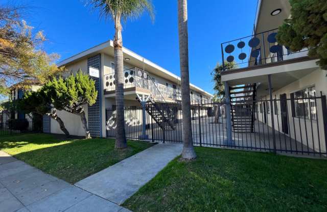 SPACIOUS 2 BEDROOM 1 BATH UPSTAIRS - 1604 Henderson Avenue, Long Beach, CA 90813