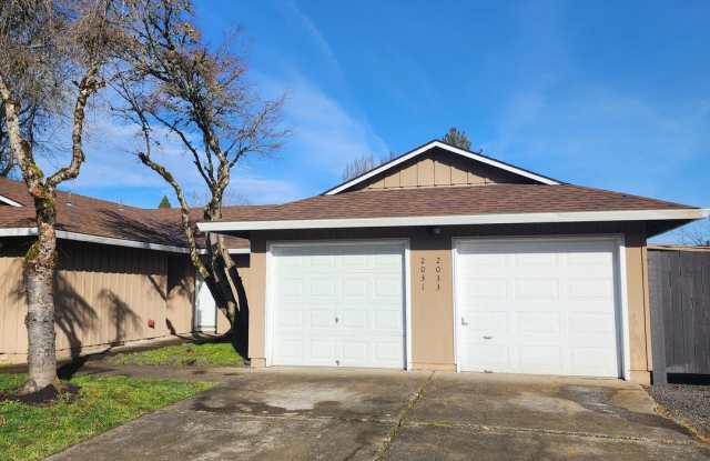 Tucked away 2 Bed 1 Bath Duplex in Hillsboro photos photos