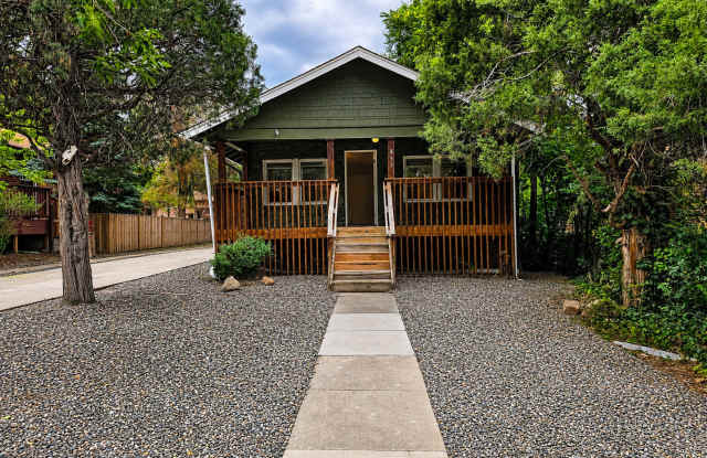 4 bed, 2 bath House On The Hill! Gallery 1