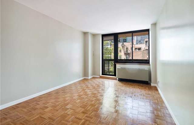 250 E 40th St Apt 5A - 250 East 40th Street, New York City, NY 10016
