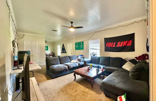 HUGE 4-Bed, 2-Bath Duplex Four Blocks From Baylor Campus & Minutes from Downtown! Gallery 4