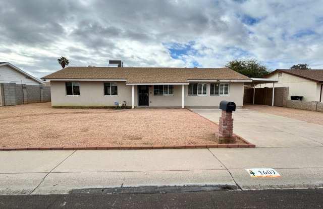 Heavily Upgraded N. Phx 4/2 w/Pool + 1 Car Garage! photos photos