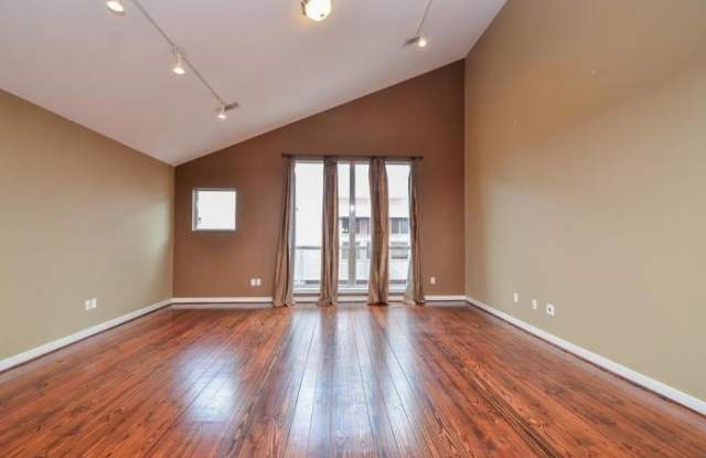 6142 Grand Boulevard Gallery 3