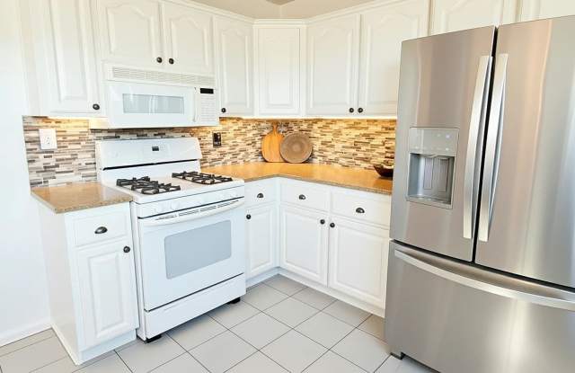 Eastmont 2/2 Home with Views Coming Soon! Gallery 4