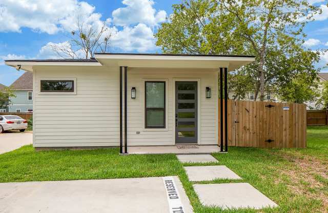 Available Now!! Gorgeous 1 Bed, 1 Bath in the Heart of College Station!! photos photos