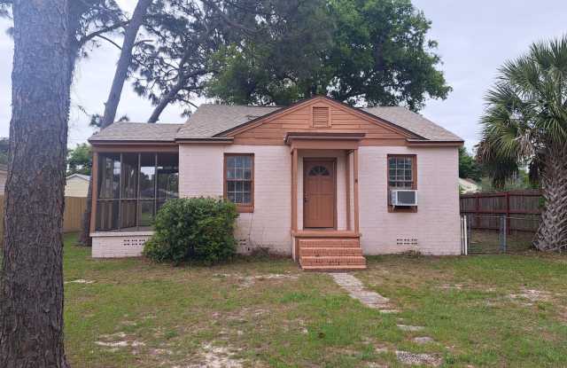 3BR/1BA home with screened patio photos photos