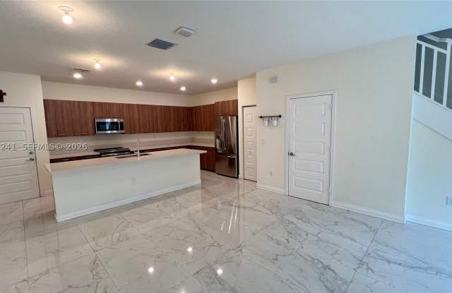 4738 NW 83rd Path Gallery 3