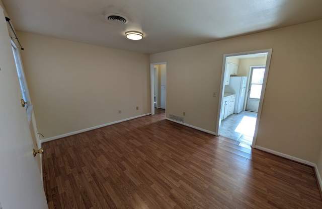 2 bed, 1 bath duplex house in Edmond with central heat and air next to UCO campus Gallery 3