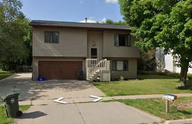 $3,050 |5 Bedroom 3 Bath |Fenced Backyard| Deck| Laundry| Basement photos photos