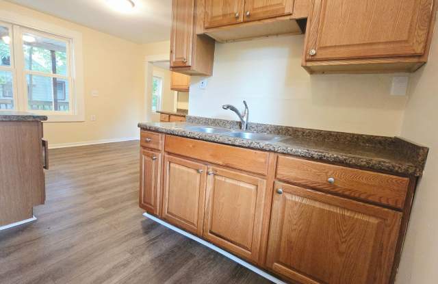Spacious 5 Bed 2 Bath House - Pet-Friendly Gallery 3