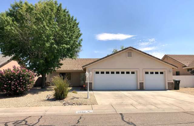 Beautiful 3 Bedroom Home in Walleck Ranch! MOVE IN SPECIAL $200 OFF FIRST MONTHS RENT! - 2060 John Wayne Drive, Kingman, AZ 86409