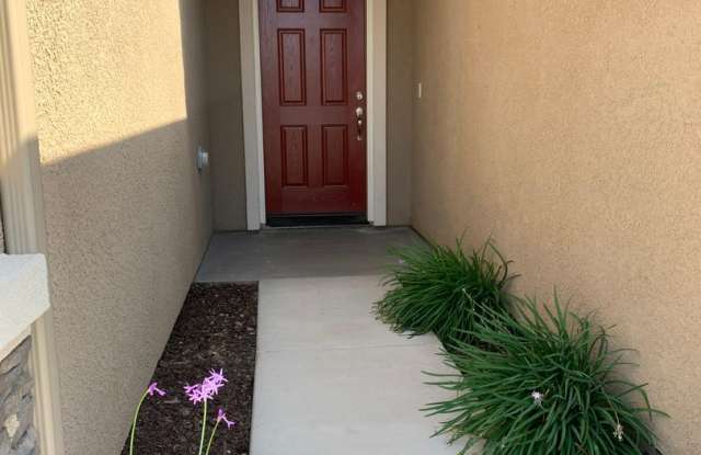Beautiful 3 Bedroom 2 Bath Home in North Hanford Gallery 4