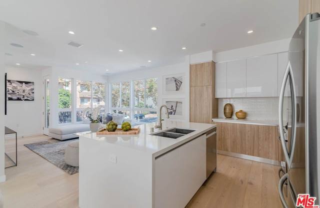 1216 N Sycamore Ave unit: 1/2 photos photos