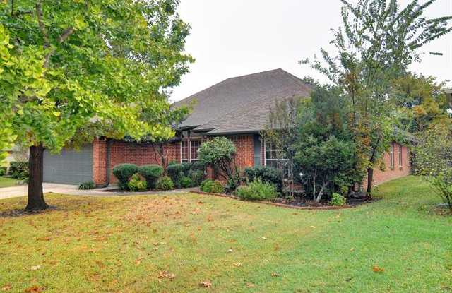 112 Clover Lane - 112 Clover Lane, Burleson, TX 76028