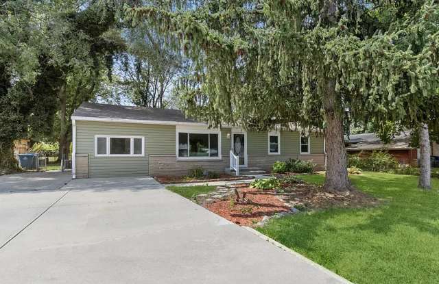 341 Lakeview Dr - 341 Lakeview Drive, Noblesville, IN 46060