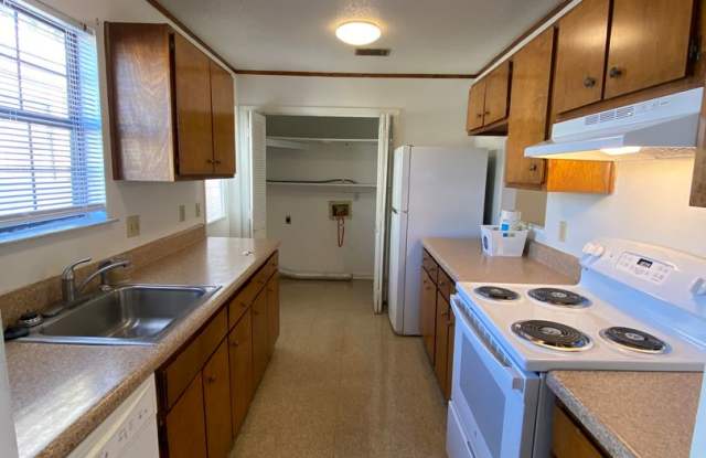 MOVE-IN READY (Pets Considered) |  ONLY PAY ELECTRIC + RENT Gallery 4