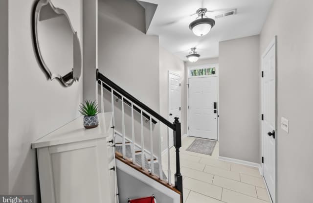 5011 WAPLE Lane Gallery 3