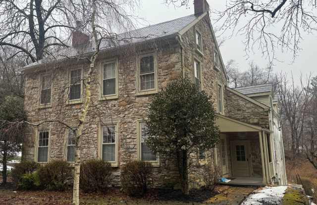 Charming Stacked stone Farm house 3 bedrooms 1 1/2 bathrooms photos photos