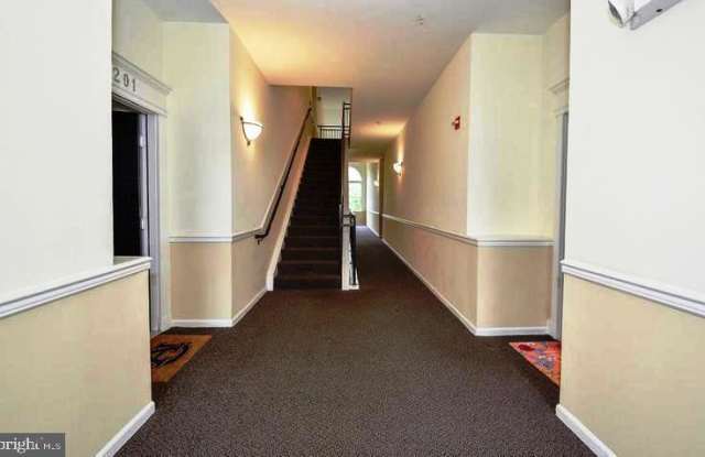 1519 N NORTH POINT DRIVE Gallery 2