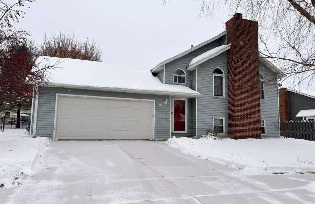 Charming 3-Bedroom Home FOr Rent with Sunroom, Fenced Backyard  Attached Garage - 1617 19th Street Northeast, Rochester, MN 55906