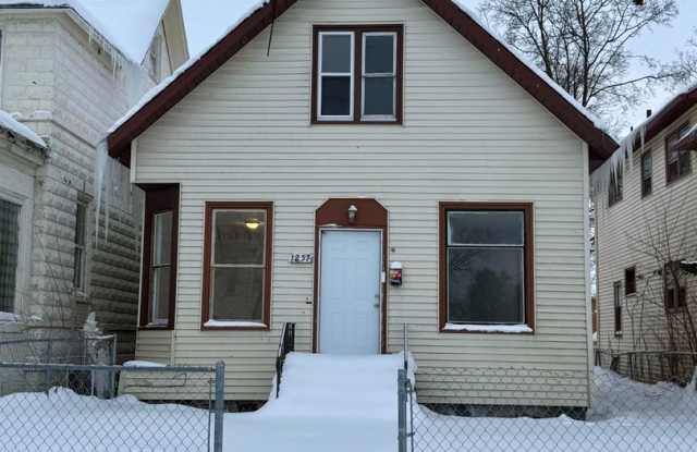 Four Bedroom Home in Muskegon photos photos