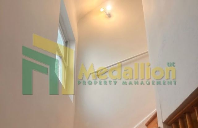 Updated 2-Bedroom Second-Floor Unit with Hardwood Floors Gallery 3
