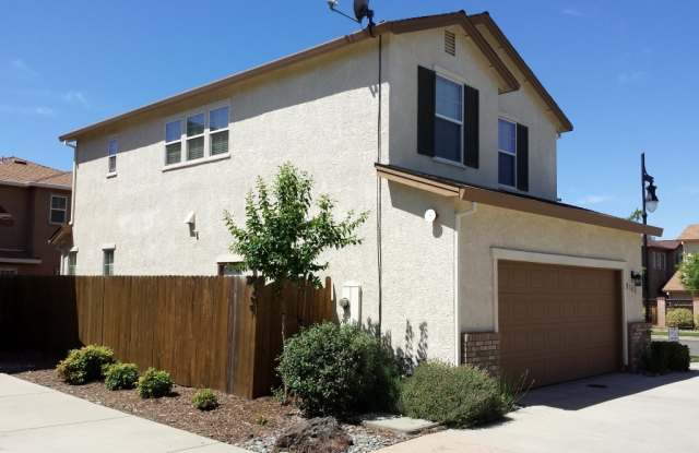 Modern Home in Shasta View Gardens Gallery 3