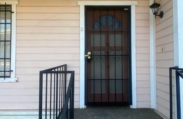 Renovated Townhome with Garage *READ* Gallery 3