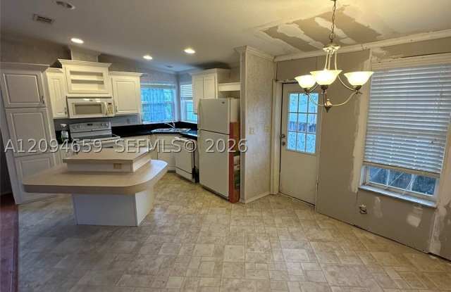 21631 NW 8th Ct Gallery 3