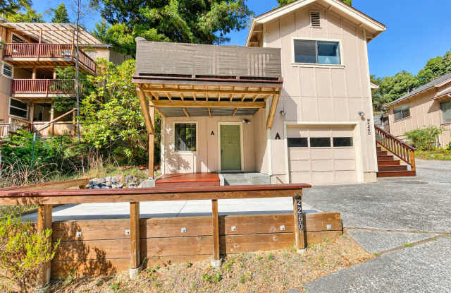 Charming 1-Bedroom Apartment Surrounded by Arcata Redwoods Gallery 3