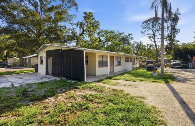 Cozy 1-Bedroom Corner Unit with Large Yard! Gallery 3