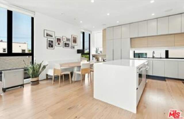 6077 1/2 Horner Street Gallery 3