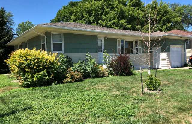 Gorgeous 5 Bed, 2 Bath House Near Concordia and MSUM! - 427 8th Street South, Moorhead, MN 56560