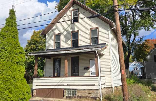 Charming 4-Bedroom Property in Prime Location (SECTION 8 VOUCHERS ACCEPTED) photos photos