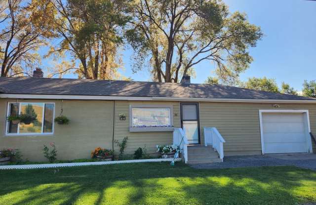 Occupied, do not disturb tenants. Naches WA 3 Br, 1 Ba, over-size garage. photos photos