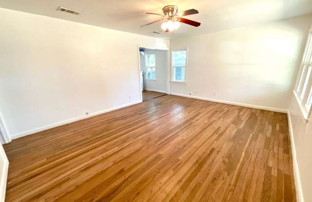 Charming 2 Bedroom House with Detached Garage & Workshop in the Heart of Llano! Gallery 3
