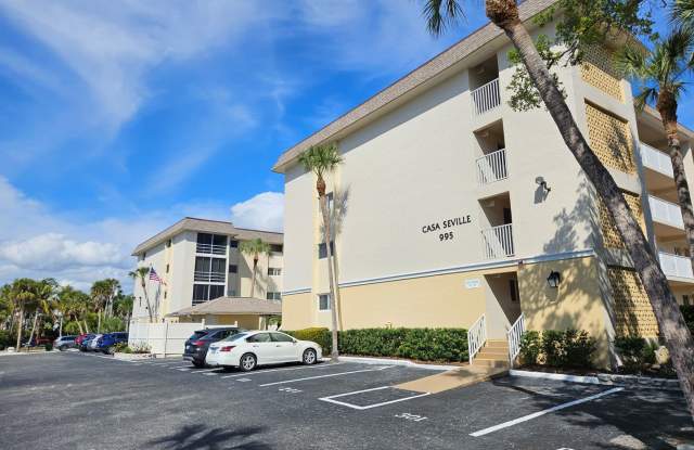 Beautiful Furnished Annual Rental Located on Venice Island with Community Pool! - 995 Laguna Drive, Venice, FL 34285