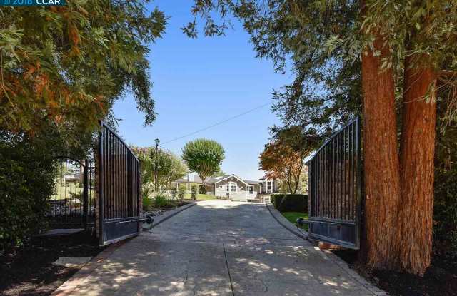 1110 Douglas Ct Gallery 2