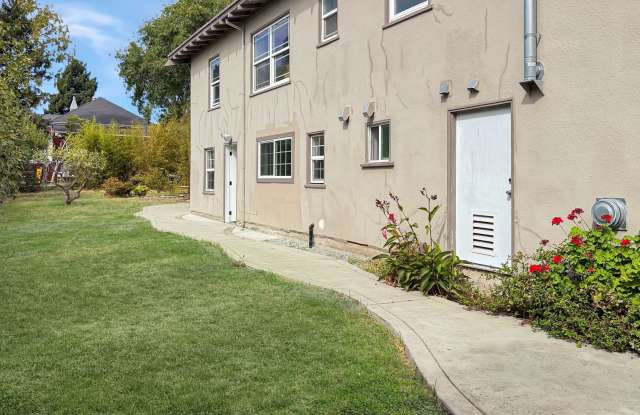 Completely Renovated Apartment in a lovely 3-unit Building with a Large Shared Yard! Gallery 2