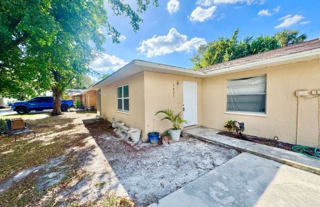 ** BONITA SPRINGS ** 2 BED / 1 BATH - WEST OF 41 - PET OK - ANNUAL RENTAL - 3421 Ketcham Court, Bonita Springs, FL 34134