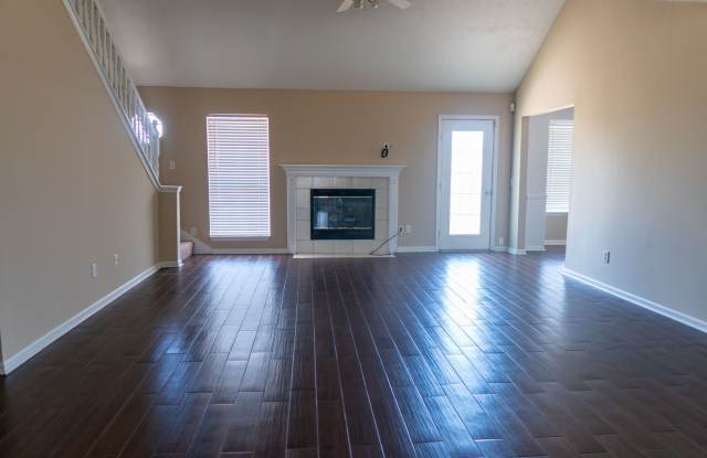Five Bedroom Home with attached garage-Available Now!!!! Gallery 4