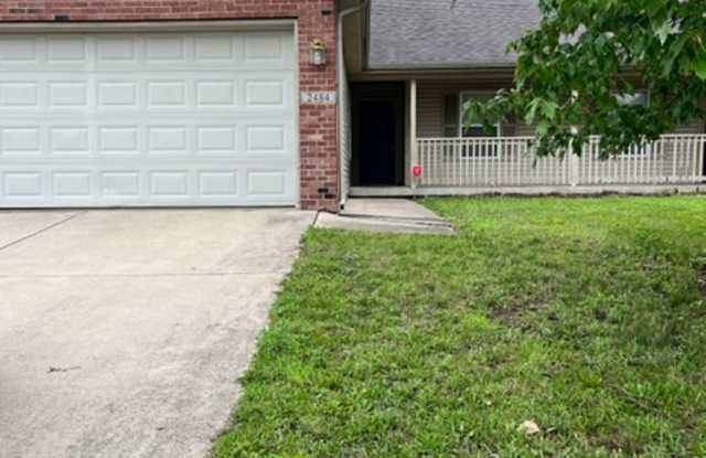 Spacious 3bed/2bath duplex in quiet community with many nice features Gallery 4
