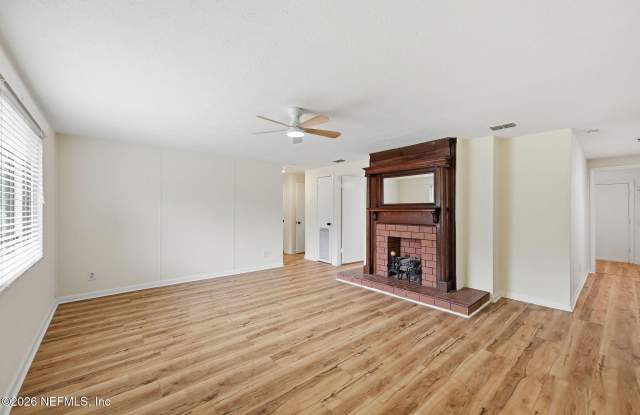 388 ARORA Boulevard Gallery 4