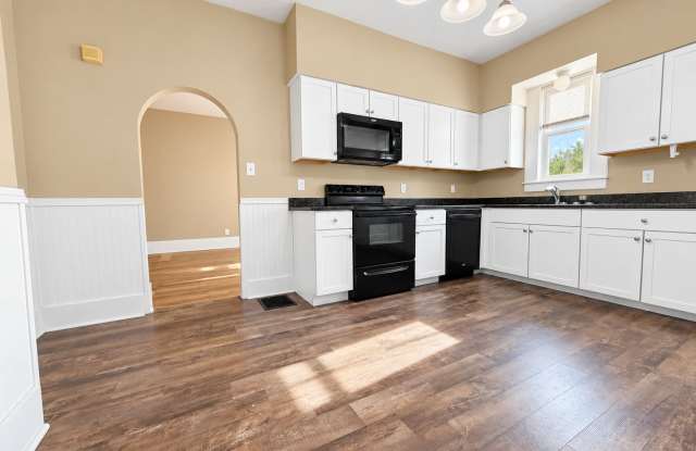 Available NOW! Large 4 bedroom 1 bath house in Dayton's Bluff area!! Gallery 1