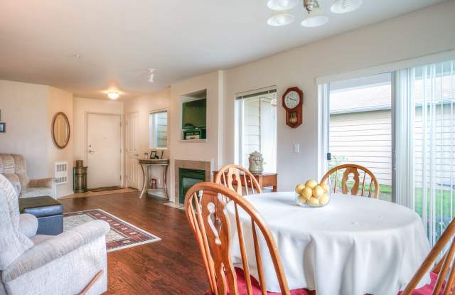Beautiful 3 Bedroom Bordeaux Condo with 2 Garages Gallery 4