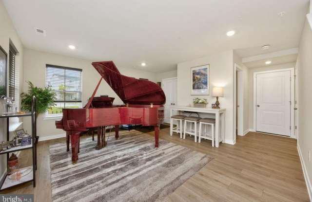 2 KARPOVICH ALY Gallery 4