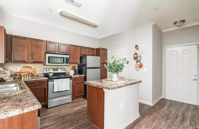 Vintage Creekwood Park Apartments Gallery 3