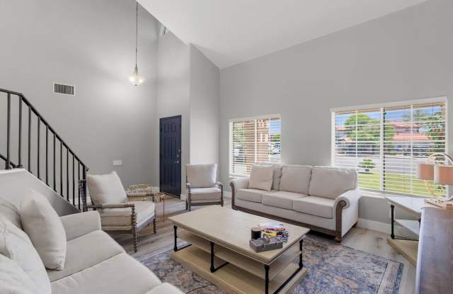 Pool Home in Palm Desert Gallery 4